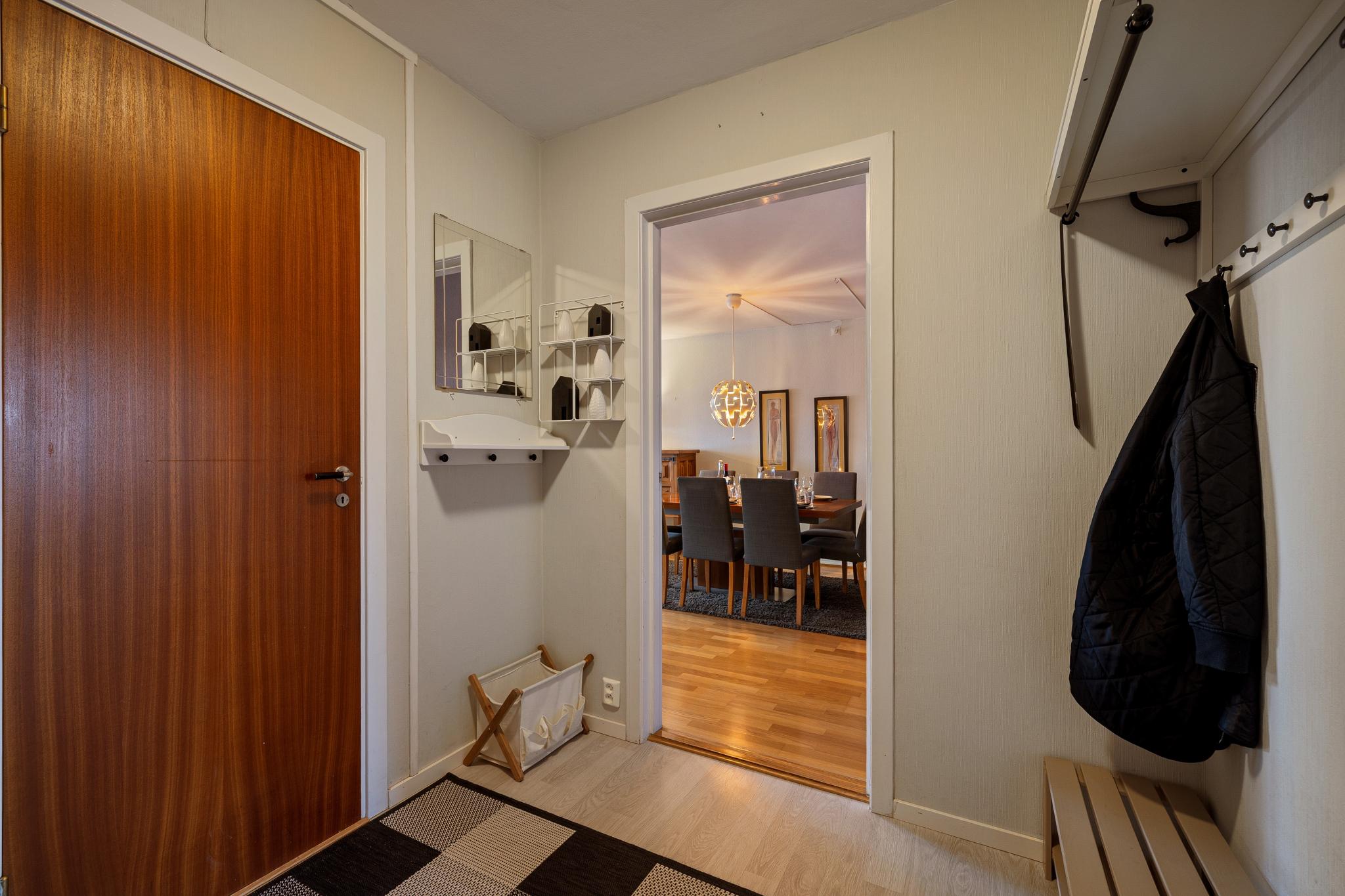 Gang sett fra inngangsdøren. Her er det plass til sko og jakker. 